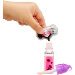 MGA Entertainment Yummiland Lip Gloss Dolls Sour Sweeties, Puppe (sortierter Artikel, Eine Figur) 14 MGA Entertainment Yummiland Lip Gloss Dolls Sour Sweeties, Puppe (sortierter Artikel, Eine Figur) -Spielzeug Verkäufe MGA Entertainment Yummiland Lip Gloss Dolls Sour Sweeties Puppe@@100147665 5