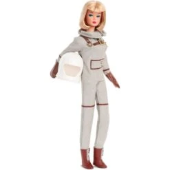 Mattel Barbie Signature Miss Astronaut Sammelpuppe (mit Silberfarbenem Anzug, Raumstiefeln Und Helm-Zubehörteil) -Spielzeug Verkäufe Mattel Barbie Signature Miss Astronaut Sammelpuppe@@100098721 1