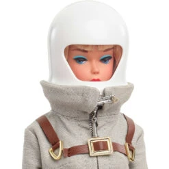 Mattel Barbie Signature Miss Astronaut Sammelpuppe (mit Silberfarbenem Anzug, Raumstiefeln Und Helm-Zubehörteil) -Spielzeug Verkäufe Mattel Barbie Signature Miss Astronaut Sammelpuppe@@100098721 3