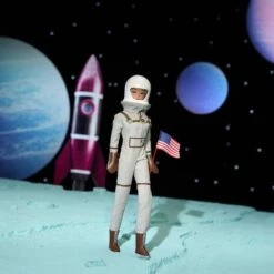 Mattel Barbie Signature Miss Astronaut Sammelpuppe (mit Silberfarbenem Anzug, Raumstiefeln Und Helm-Zubehörteil) -Spielzeug Verkäufe Mattel Barbie Signature Miss Astronaut Sammelpuppe@@100098721 4