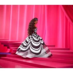 Mattel Barbie Signature Sammelpuppe Zum 65. Jubiläum (mit Braunen Haaren Und Schwarz-weißer Robe) 24 Mattel Barbie Signature Sammelpuppe Zum 65. Jubiläum (mit Braunen Haaren Und Schwarz-weißer Robe) -Spielzeug Verkäufe Mattel Barbie Signature Sammelpuppe zum 65 Jubil um@@100025884 38