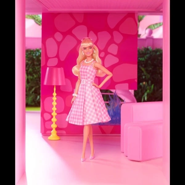 Mattel Barbie The Movie Margot Robbie Als Barbie: Sammlerpuppe Im Rosa-weißen Karo-Kleid – Bild 6