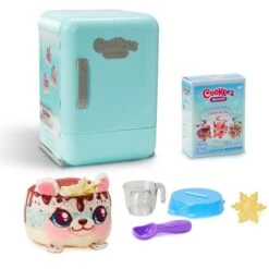 Moose Toys Cookeez Makery S2 - Freezy Cakez Spielset, Spielfigur (sortierter Artikel) -Spielzeug Verkäufe Moose Toys Cookeez Makery S2 Freezy Cakez Spielset Spielfigur@@100156398 2